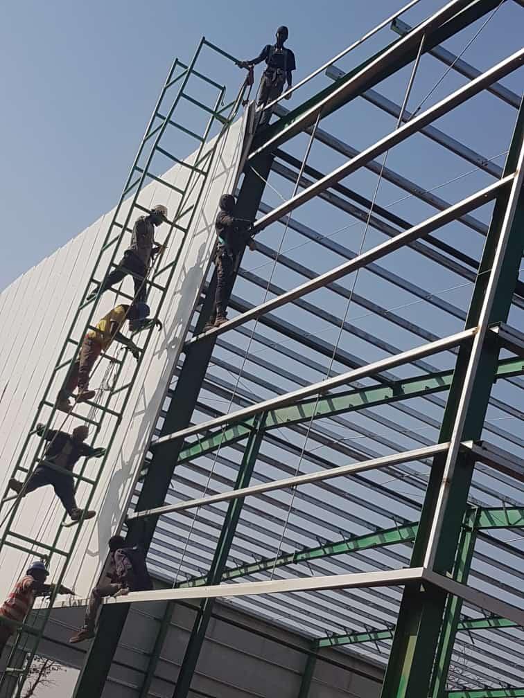 Grande maison en conteneurs maritimes avec terrasse en bois